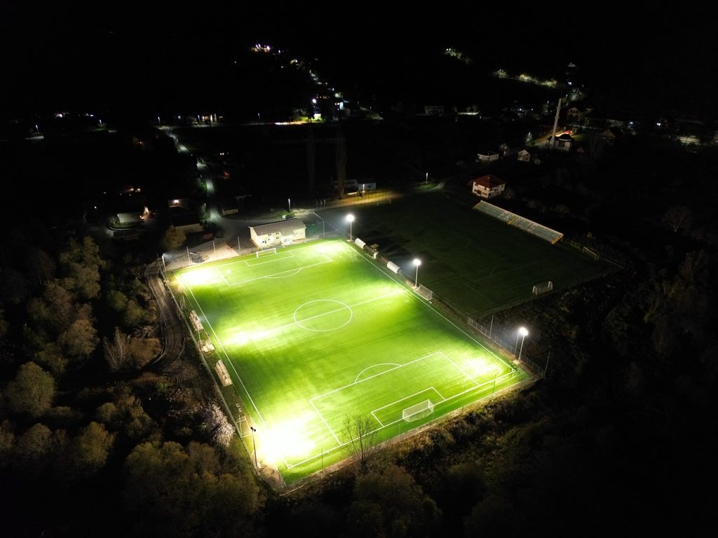 Noćni pogled na stadion FK Klis sa osvijetljenim terenom i reflektorskim svjetlima